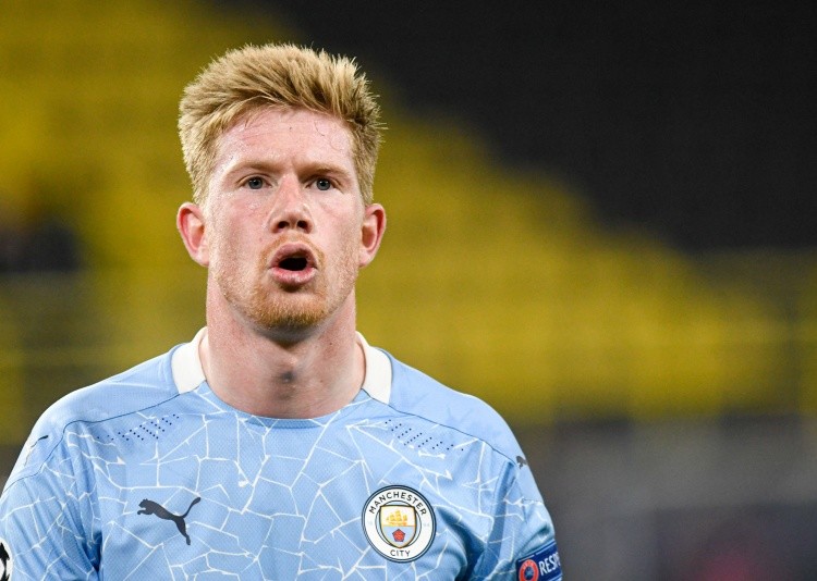 杜兰特关键中投命中，全场欢呼（杜兰特关键中距离一击命中，引爆全场）