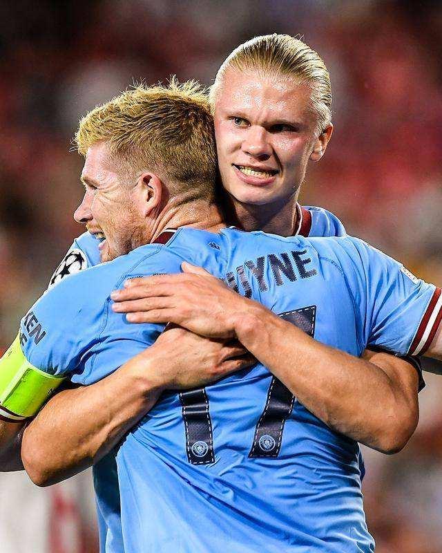 解锁体验卡，英乙比赛中裁判受伤，一球迷走下看台参与执法（英乙赛场上演现实版体验卡：主裁伤退，球迷下看台临时执法）