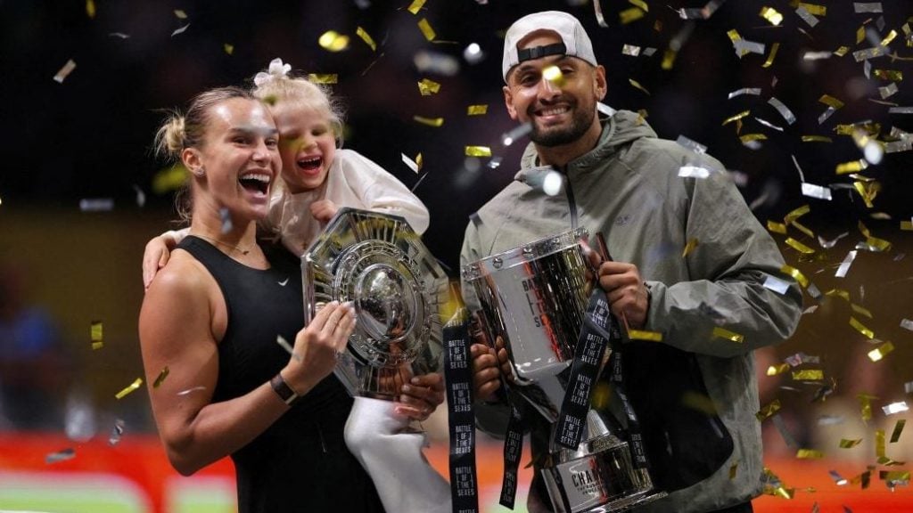 非洲杯再次爆发争议判罚，引球迷不满（非洲杯争议判罚再度上演，球迷不满升级）