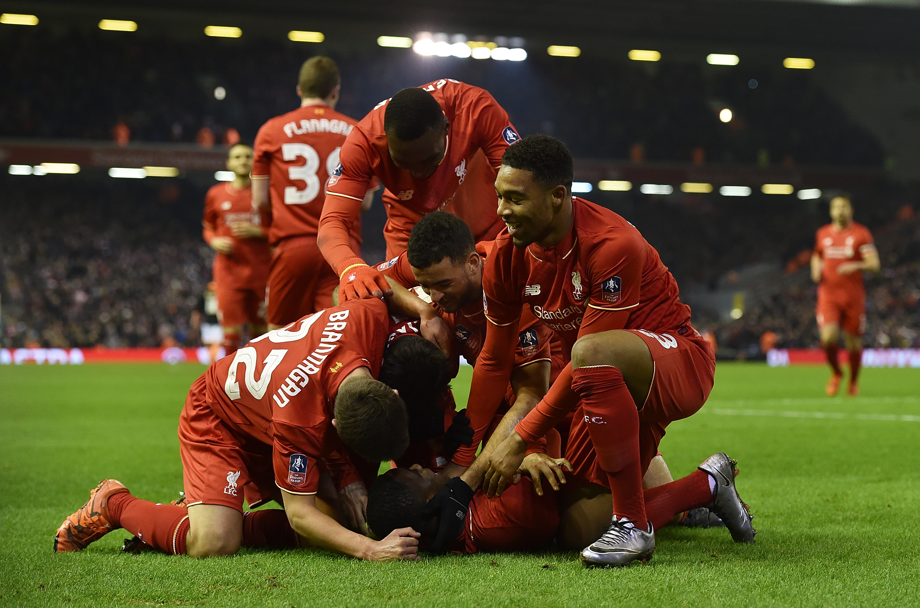 记者：河床和赫罗纳是埃切韦里可能的下家，他倾向于回河床（记者：埃切韦里下家锁定河床或赫罗纳，倾向重返河床）