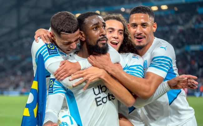 半场：柏林联1-1拜仁，诺伊尔“下蛋”送礼，迪亚斯0度角破门（半场战报：柏林联1-1拜仁，诺伊尔失误送礼，迪亚斯零角度破门）