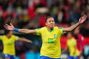 土鸡PK桑巴！国际排联认证这是本届VNL至今最激烈的强强对话！（土鸡大战桑巴：国际排联认定为本届VNL迄今最火爆的强强对决）