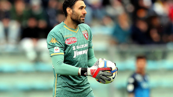 数据全面！王奕博加盟青岛首秀12分5篮板3助攻2抢断（王奕博青岛首秀数据亮眼：12分5篮板3助攻2抢断）