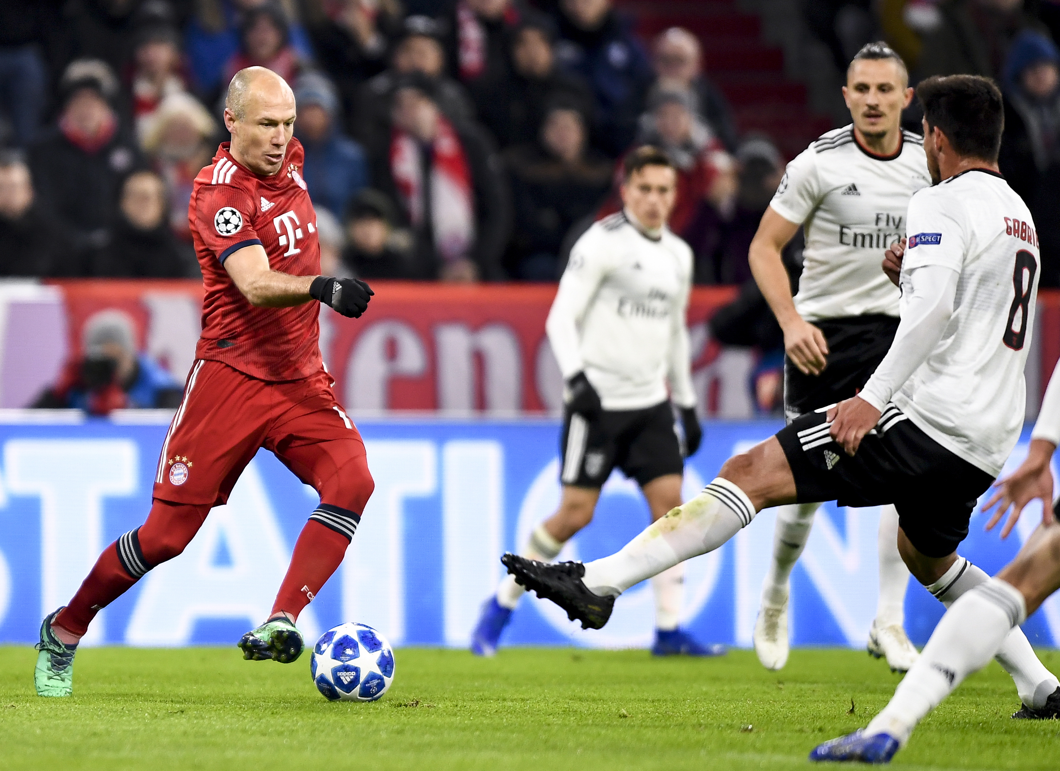 击败奥斯梅恩&萨拉赫！官方：阿什拉夫当选25年非洲足球先生（官方确认：阿什拉夫力压奥斯梅恩与萨拉赫，荣膺25年非洲足球先生）