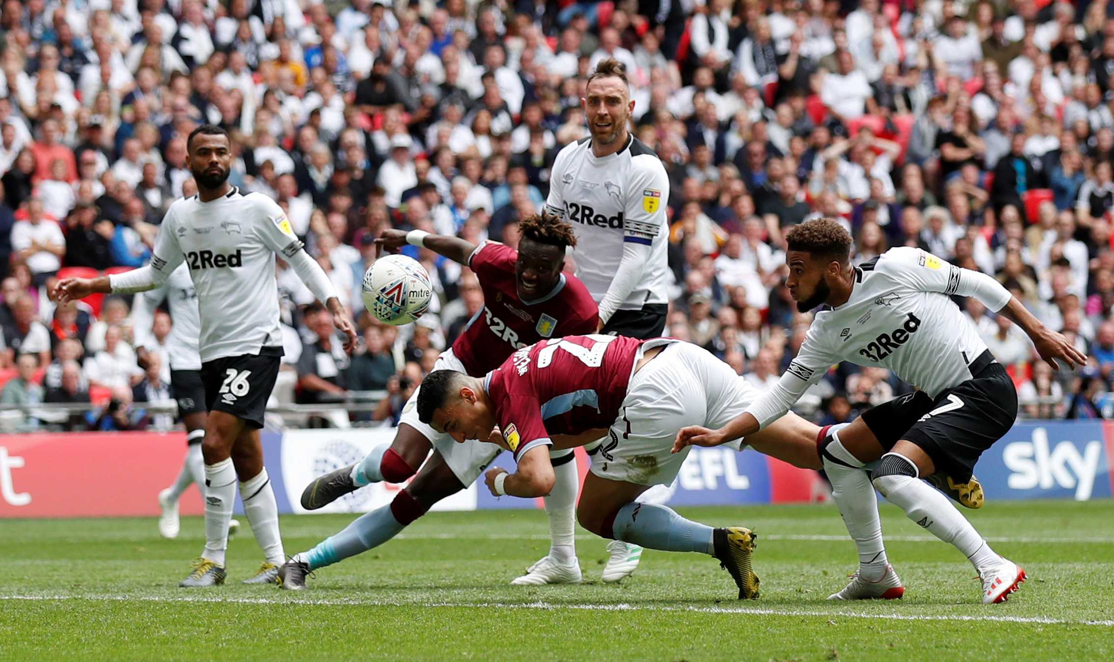 德国杯半场：屡次错失良机，荷尔斯泰因客场0-0汉堡（德国杯半场：荷尔斯泰因客场屡失良机，与汉堡0-0互交白卷）