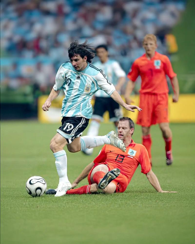 里维拉：10号位球员已经消失；莱奥非常出色应该让他安静踢球（里维拉：传统10号已成过去；莱奥表现出众，应让他安静踢球）