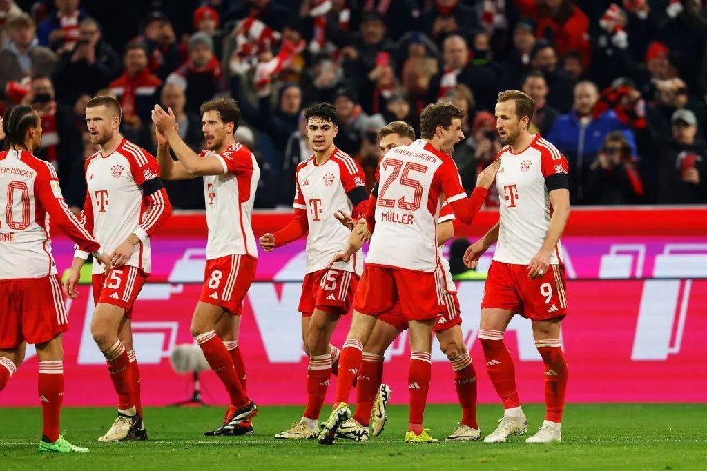 一位重病球迷被邀请看阿贾克斯的比赛，但因病情恶化未能实现（阿贾克斯邀重病球迷观赛，因病情加重遗憾未成行）